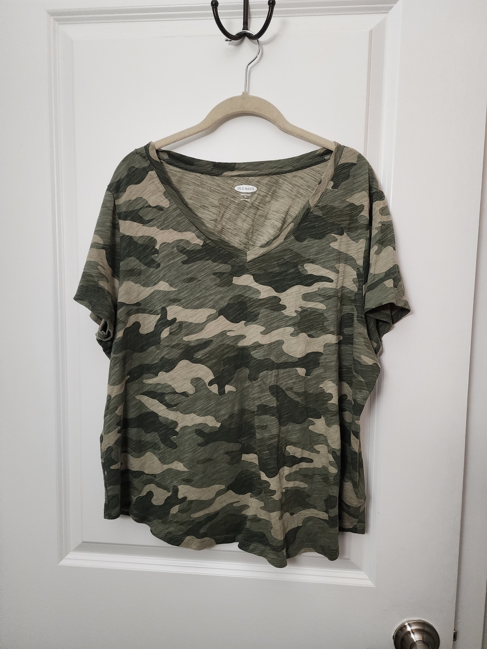 5/$30 Old Navy Camo V-Neck Short Sleeve Top